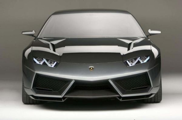 Lamborghini вече работи над първия седан в историята си