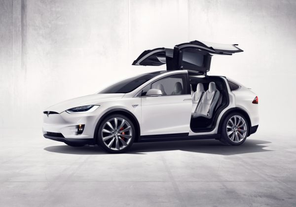 Tesla изтегля 11 000 бройки от Model X в сервизите