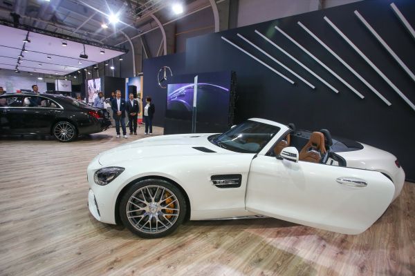 Mercedes-Benz показа суперлимузина и скъп роудстър на автосалон 