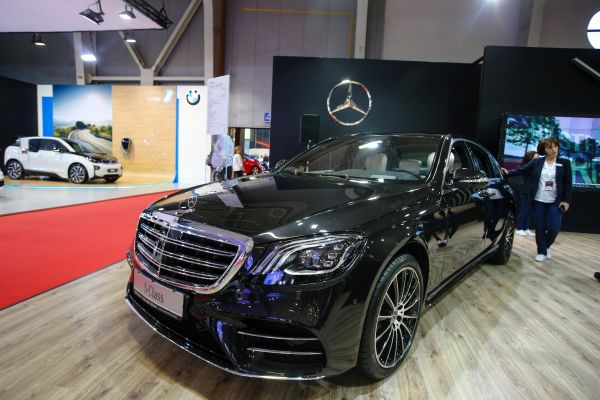 Mercedes-Benz показа суперлимузина и скъп роудстър на автосалон 