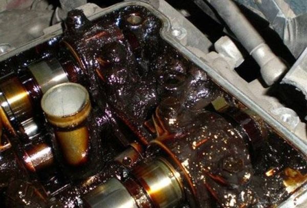Защо черното масло е опасно за двигателя?