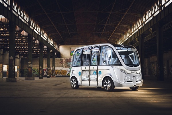 Първият безпилотен автобус се блъсна в камион Първият безпилотен автобус се блъсна в камион