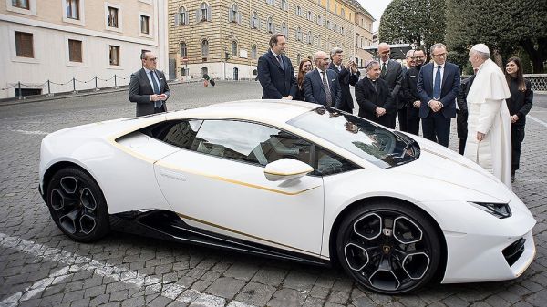 Lamborghini подари Huaracan на папата