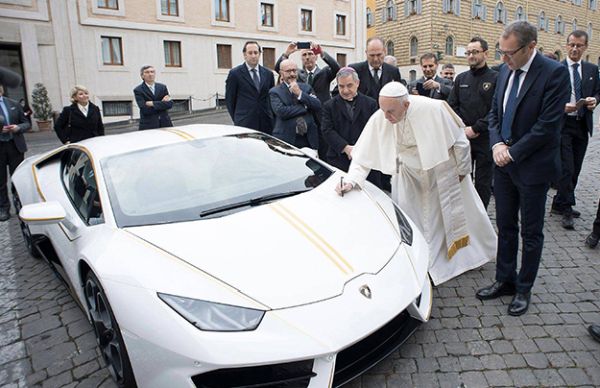 Lamborghini подари Huaracan на папата