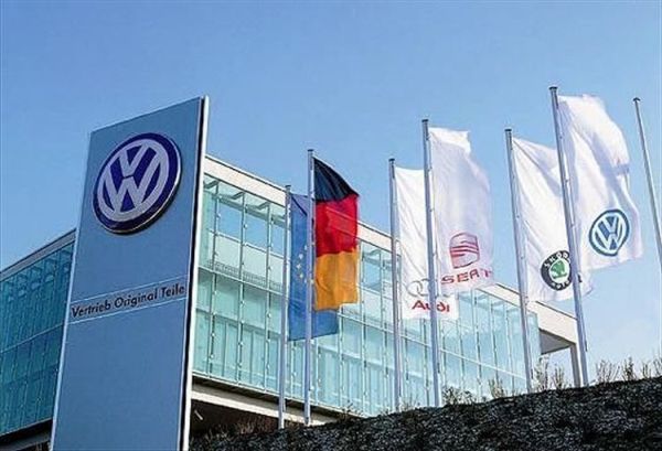 Разследват Volkswagen заради високи премии на шефовете