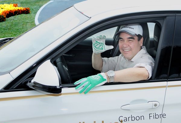 Президентът на Туркменистан тества кола на полицията (ВИДЕО)