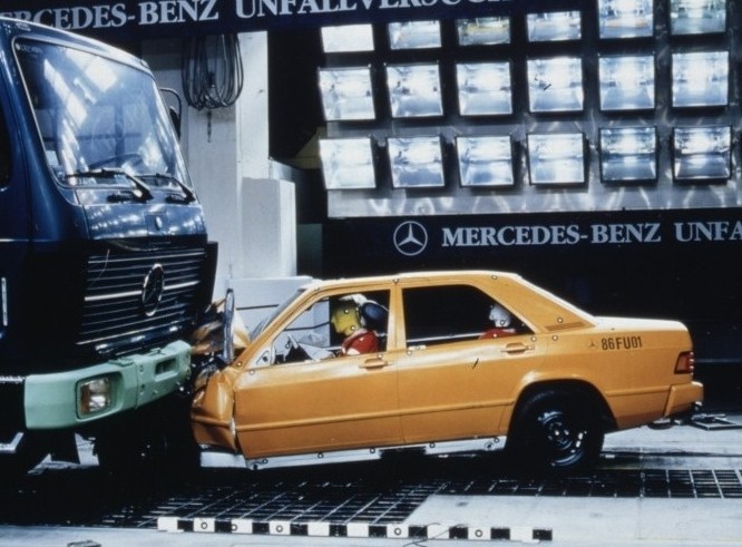 Култовият Mercedes-Benz 190 навърши 35 години Култовият Mercedes-Benz 190 навърши 35 години