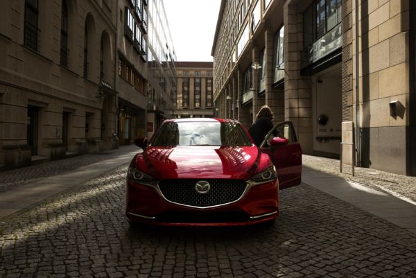 Повече премиум и турбомотор: представиха обновената Mazda6