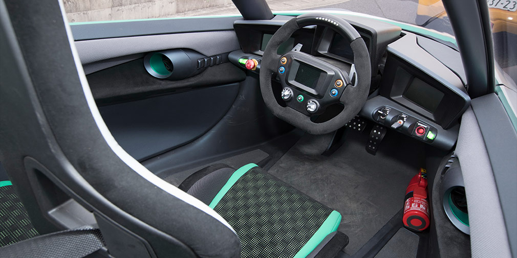 Най-странните автомобили с волан по средата Най-странните автомобили с волан по средата