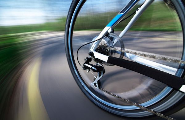 Велосипедист лети с 90 км/ч по магистрала (ВИДЕО)