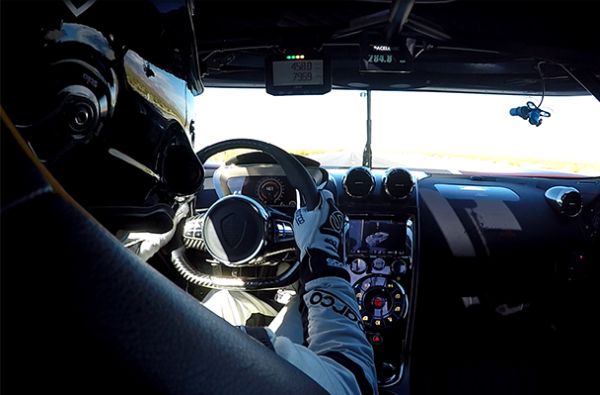 Koenigsegg показа как Agera RS вдига 458 км/ч (ВИДЕО)