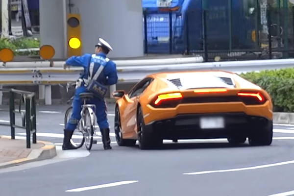 Японски полицай на колело догони Lamborghini (ВИДЕО)