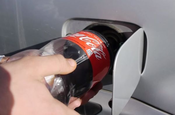 Американец сипа „Кока-Кола” в BMW. То дори тръгна! (ВИДЕО)