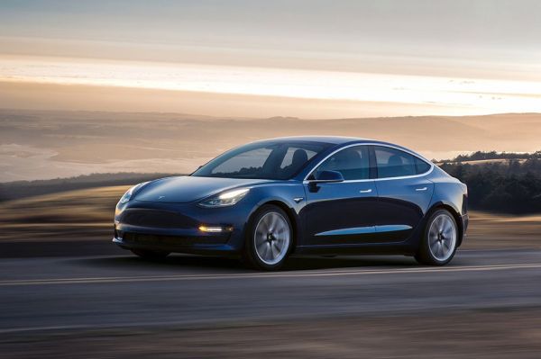 Tesla Model 3 вдигна повече от обявеното (ВИДЕО)