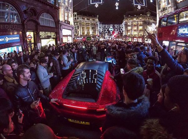 Рускиня шокира Лондон с Lamborghini, покрито с камъни Swarovski