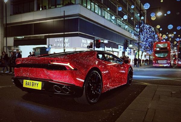 Рускиня шокира Лондон с Lamborghini, покрито с камъни Swarovski