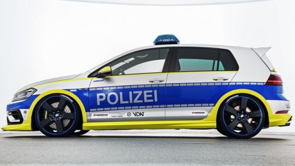 Превърнаха Wolkswagen Golf R в полицейски автомобил