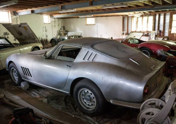 В подготвян за събаряне гараж намериха коли, престояли 30 години (ВИДЕО)