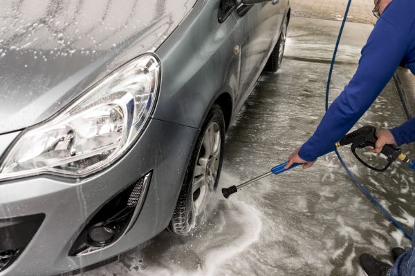 Трябва ли да се мие колата през зимата?