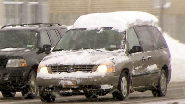 Опасно ли е движението със сняг по колата?