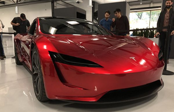 Във Ferrari не броят Tesla за конкурент