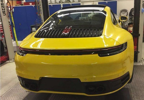 Изтече снимка на новото Porsche 911 без камуфлаж