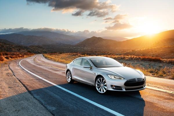 Tesla бие по продажби S-класата и BMW Серия 7 в Европа
