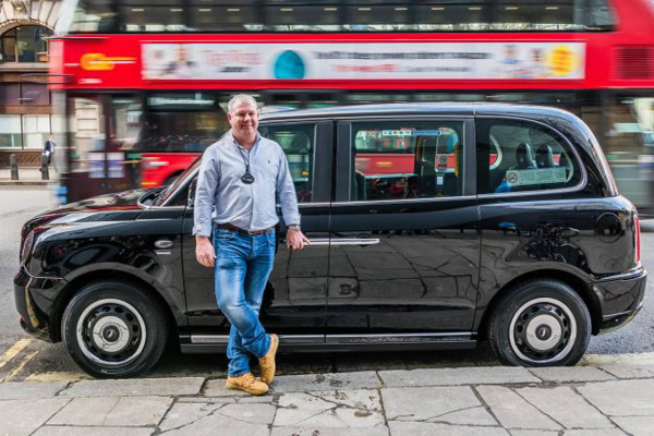 В Лондон тръгна първото електрическо такси