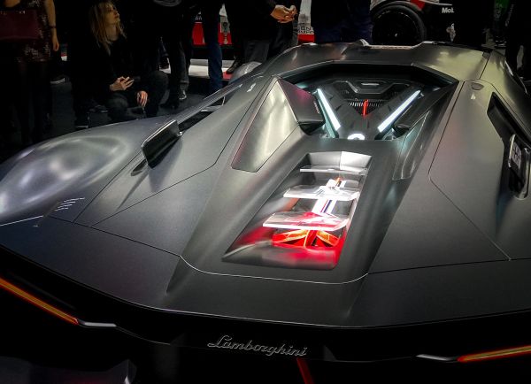 Lamborghini представи космическа суперкола