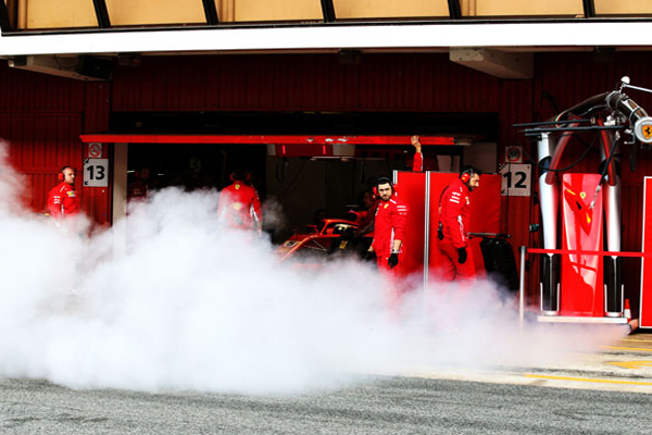 Защо моторите на Ferrari във Формула 1 започнаха да пушат повече?
