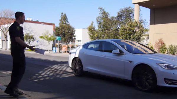 Американец нападна Tesla Model S с брадва
