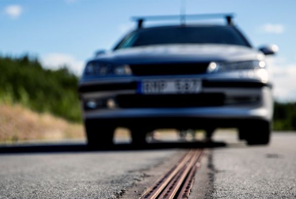 В Швеция откриха път, който зарежда електромобилите (ВИДЕО)
