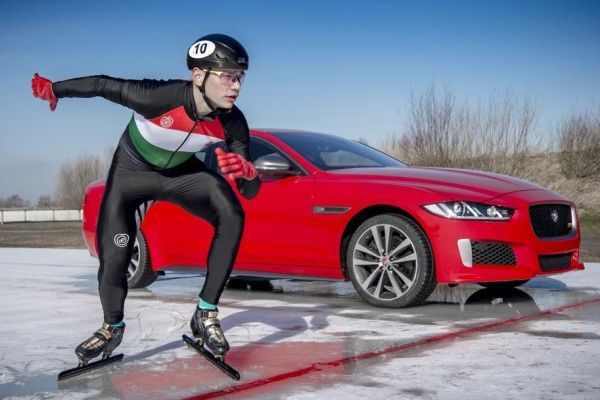 Кой е по-бърз на лед: Jaguar XE Sport 300 или олимпийски шампион по шорттрек (ВИДЕО)