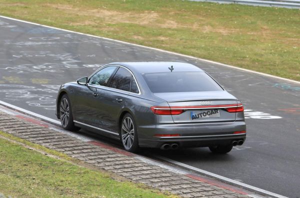 Audi тества новото поколение на S8 