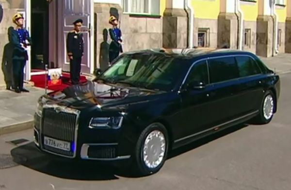 Путин встъпи в длъжност с новата руска лимузина