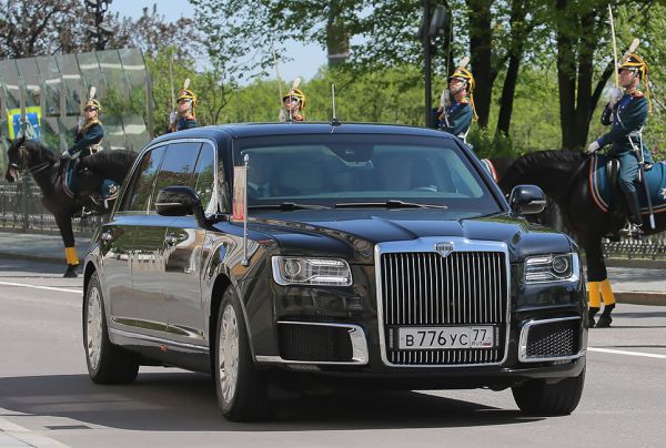 Путин встъпи в длъжност с новата руска лимузина