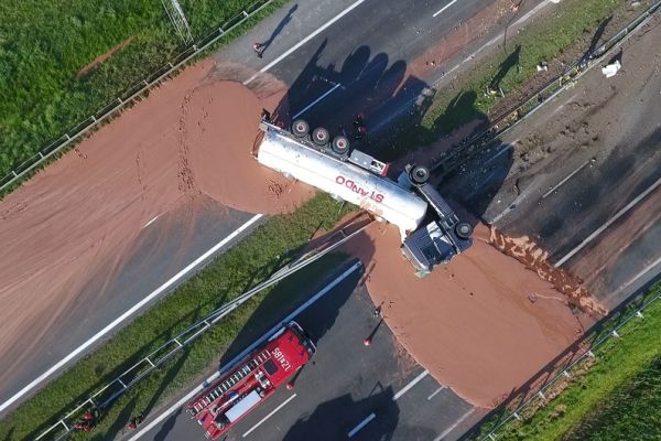 12 тона течен шоколад блокираха магистрала