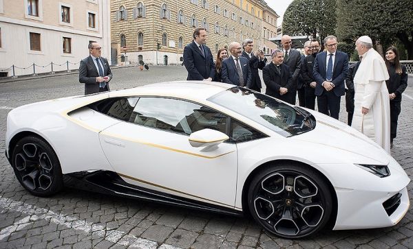 Lamborghini-то на папата бе продадено за 715 00 евро