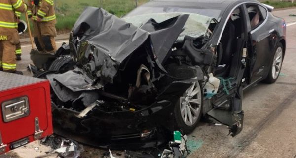 Поредна Tesla Model S на автопилот катастрофира тежко 