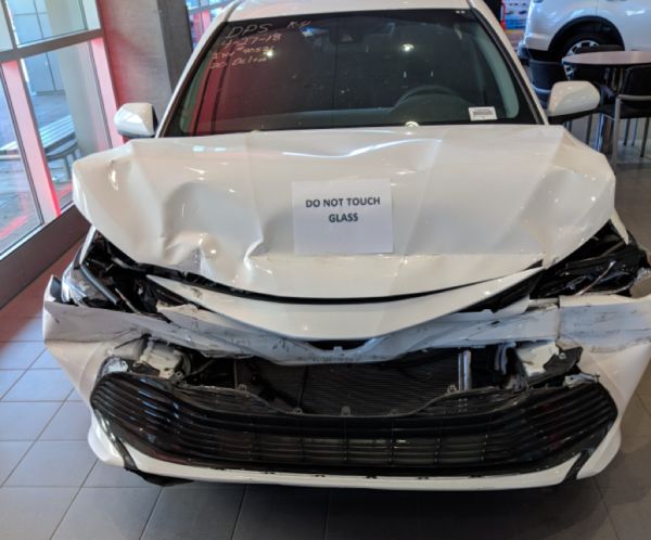 Дилър на Toyota изложи в магазина си унищожена Camry