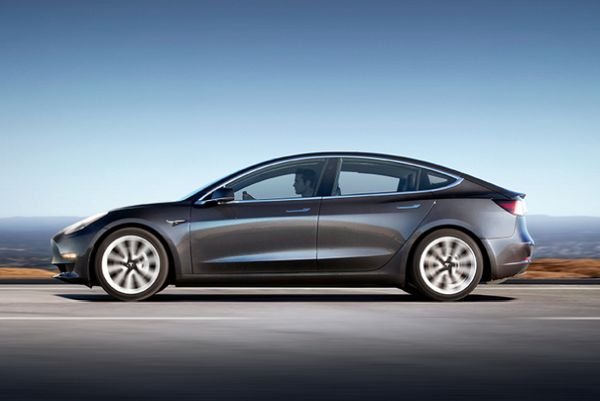 Tesla Model 3 измина близо 2 пъти повече от обявеното (ВИДЕО)