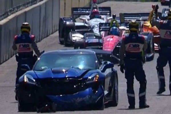 Шеф на GM катастрофира в IndyCar