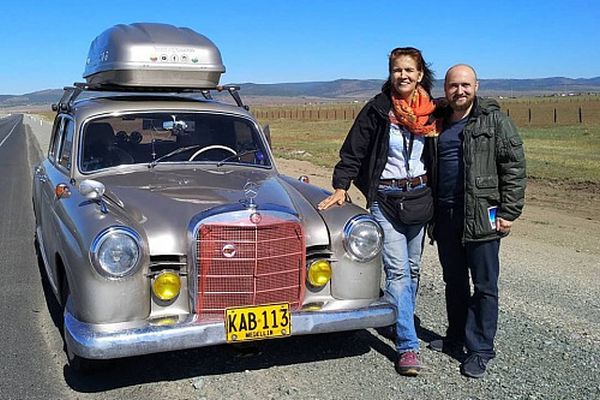 Колумбийка обикаля Земята със стар Mercedes-Benz