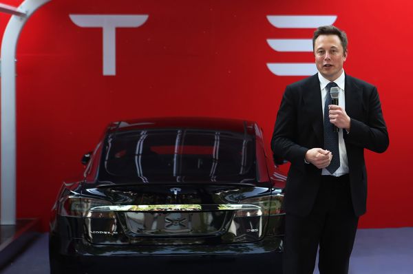 Акционерите в Tesla не уволниха Мъск, а той  обеща малък хечбек
