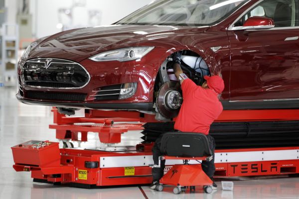 Tesla уволнява една десета от работниците си тази седмица
