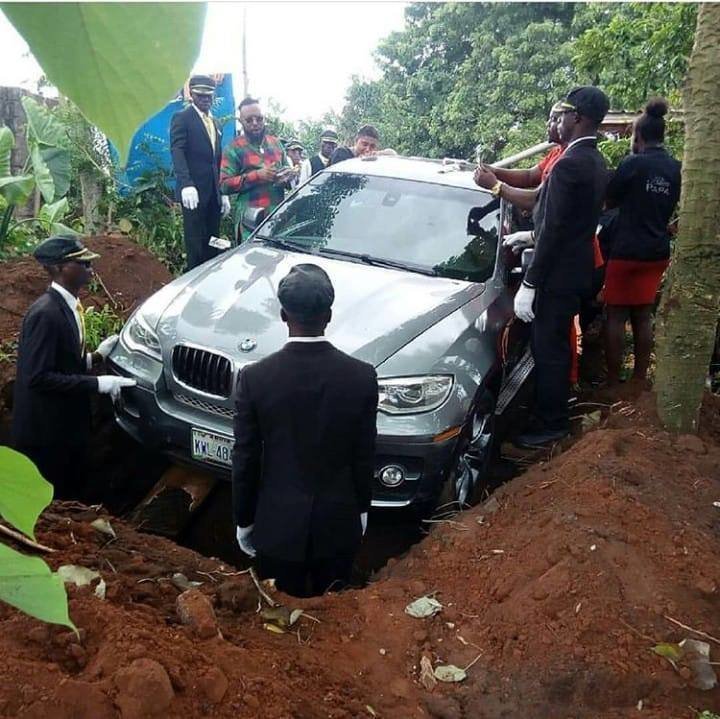 Нигериец погреба баща си в BMW Х6 за 66 000 долара