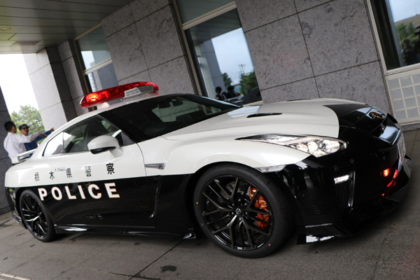 Подарък Nissan GT-R за полицията (ВИДЕО)