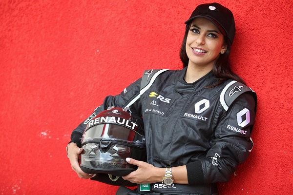 Жена от Саудитска Арабия тества болид от Формула 1