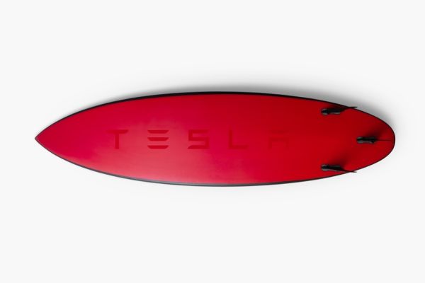 Tesla направи сърфборд
