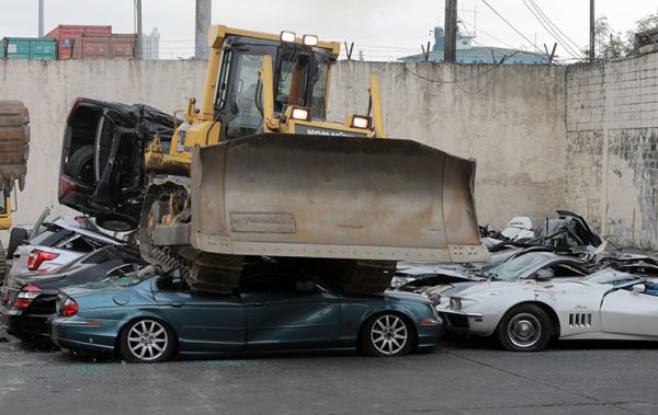 Във Филипините унищщожиха коли за 6 млн. долара (ВИДЕО)